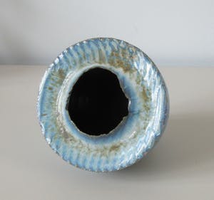 Ed Meissenberg - Steengoed vaasje met opengewerkte opening kopen? Bied vanaf 32!