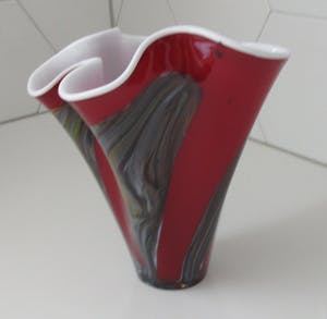 Niet of onleesbaar gesigneerd - Murano rode en meerkleurige witte opaline Fazzoletto vaas kopen? Bied vanaf 10!