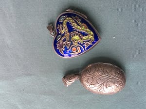 1e gehalte Zilver - twee zilveren vintage medaillons, hartvorm en ovaal kopen? Bied vanaf 10!