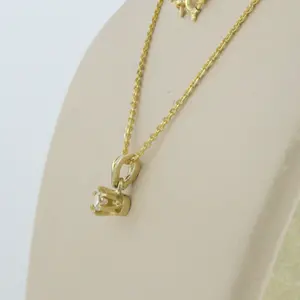 14k geelgouden collier met een hanger bezet met briljant geslepen diamant 0.11ct kopen? Bied vanaf 230!