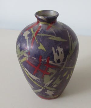 Niet of onleesbaar gesigneerd - Keramisch vaasje met abstract decor kopen? Bied vanaf 1!