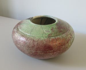 Henk Bodewes - RAKU bolvaas met koper oxyde glazuur in rood en pistache groen kopen? Bied vanaf 38!