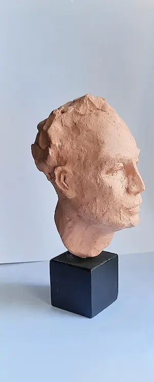 Niet of onleesbaar gesigneerd - Portret in klei kopen? Bied vanaf 1!