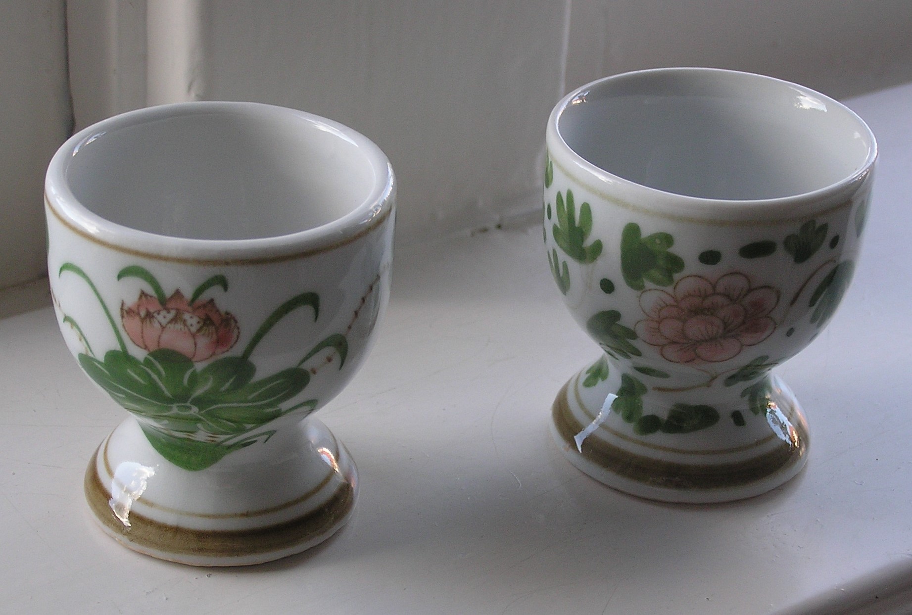 Niet of onleesbaar gesigneerd - Twee Chinees export-porseleinen eierdoppen eind 19e eeuw verkocht voor € 1!