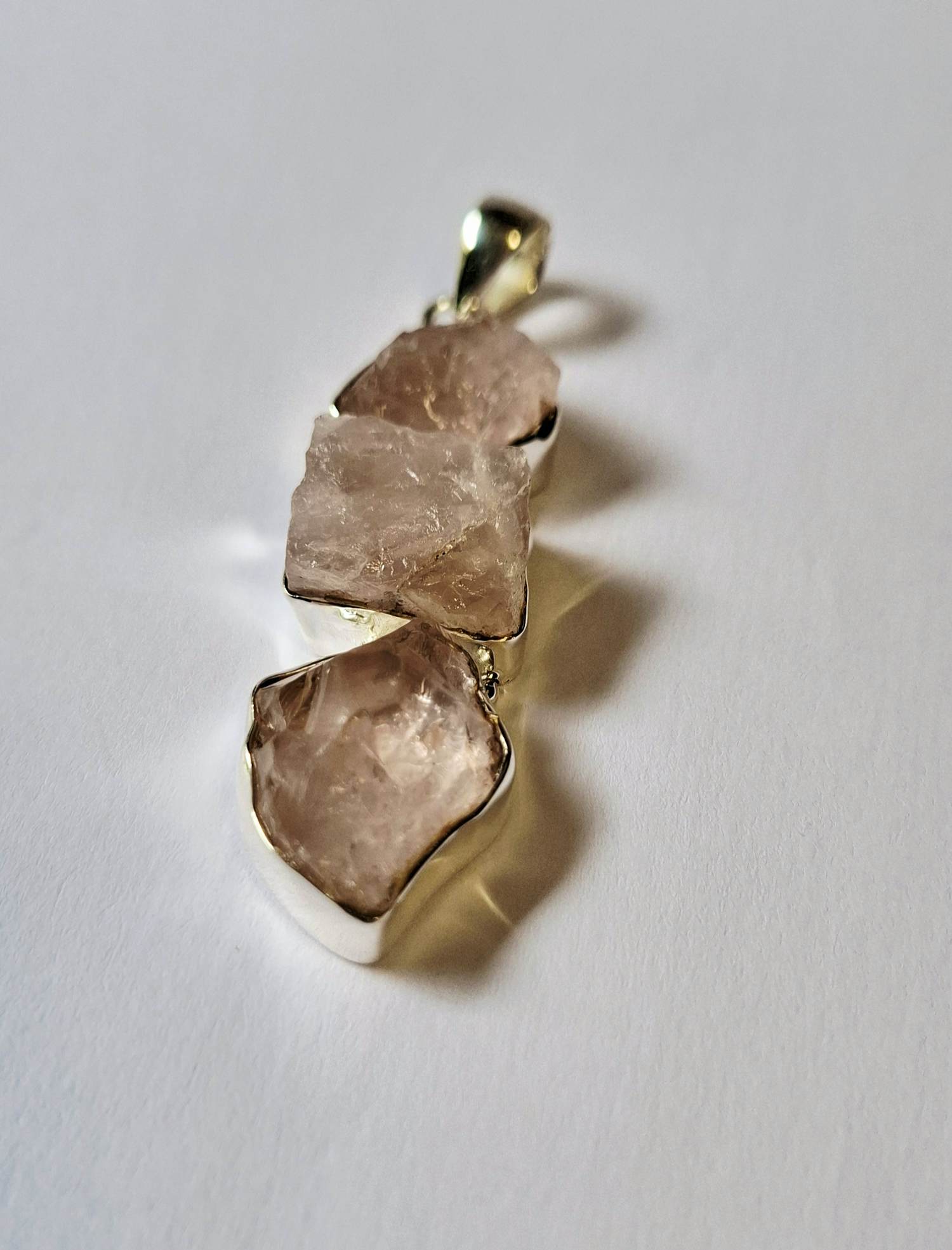 Buy Unieke grote hanger van zilver 925 gezet met drie ruwe rozenkwarts stenen? Bid from 60!