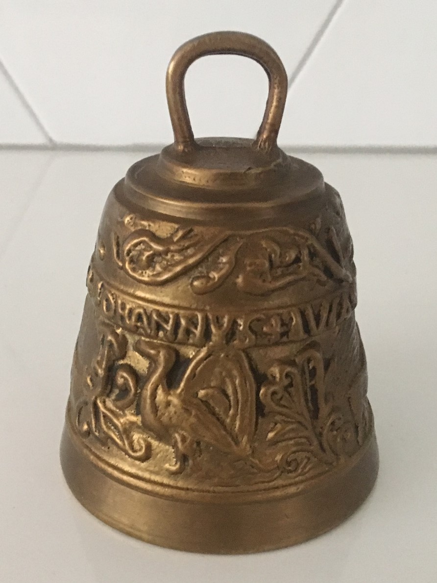 Niet of onleesbaar gesigneerd - Antieke begin 20e eeuwse bronzen kerkbel kopen? Bied vanaf 1!