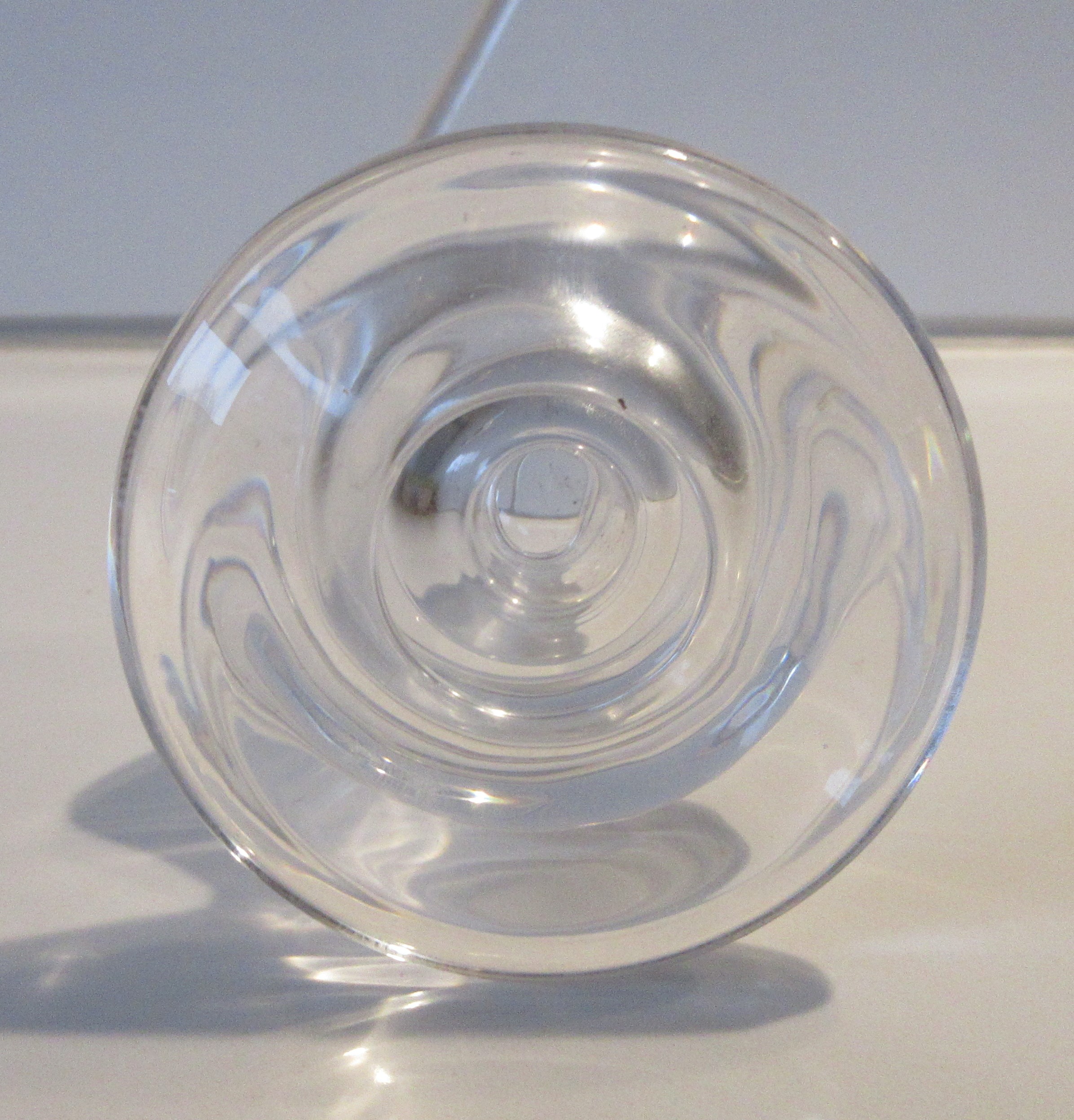 Niet of onleesbaar gesigneerd - Twee blank glazen kandelaren kopen? Bied vanaf 1!