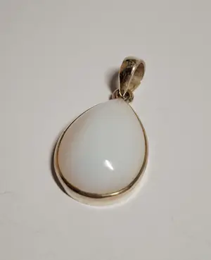 Nieuwe zilveren hanger met gezet  met natuurlijke witte maansteen. kopen? Bied vanaf 35!