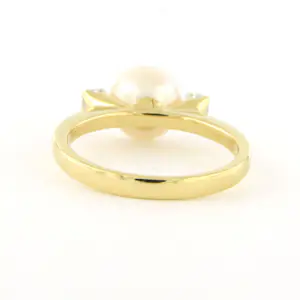 18k gouden ring met centraal een parel en briljant geslepen diamant tot. 0.20ct kopen? Bied vanaf 510!