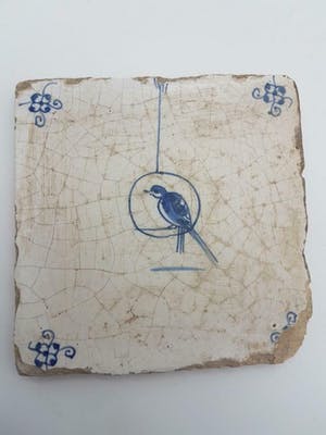 Niet of onleesbaar gesigneerd - Antieke zeldzame vroeg-18e eeuwse tegel met vogel kopen? Bied vanaf 1!