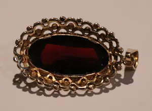 Buy Antieke 14 karaat gouden hanger met ovalen facet geslepen granaat steen? Bid from 450!