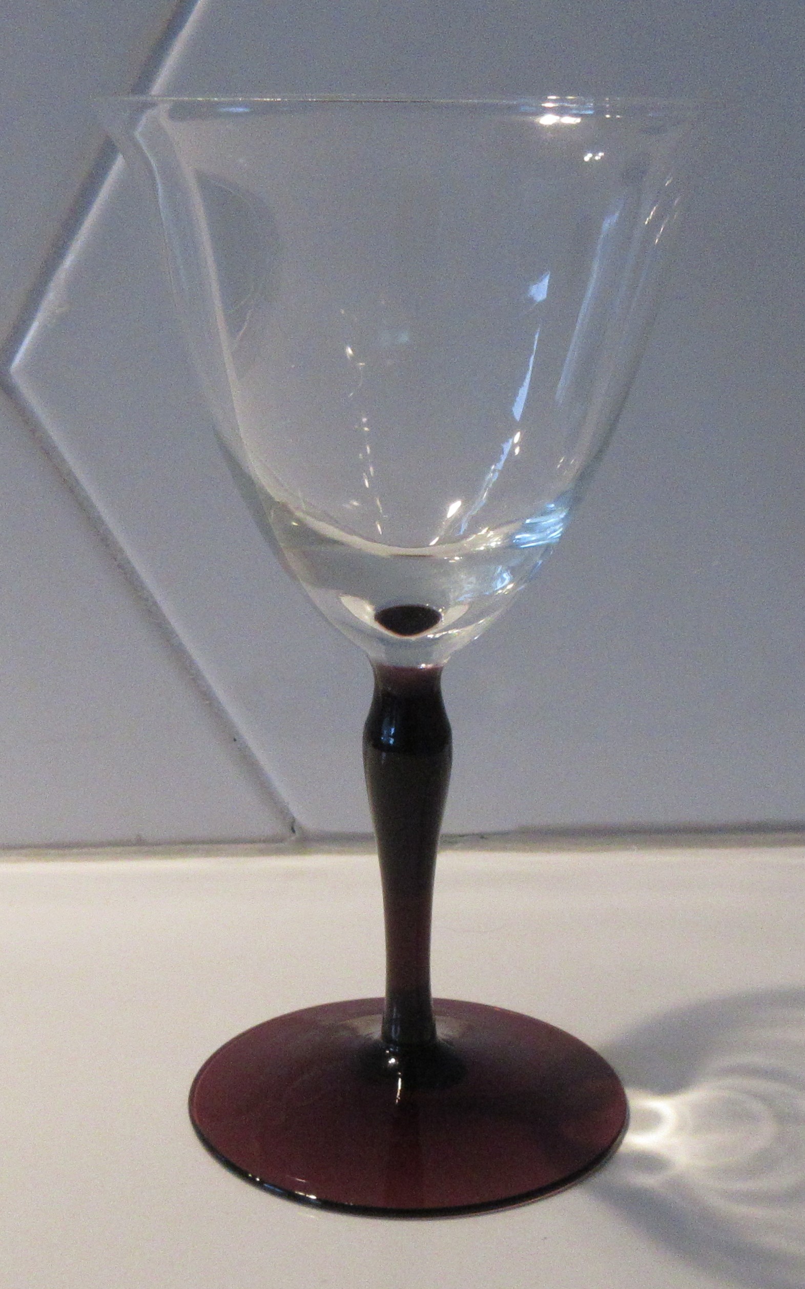 Willem Rozendaal - Vier rode wijnglazen servies Ajax met paarse voet en steel kopen? Bied vanaf 22!