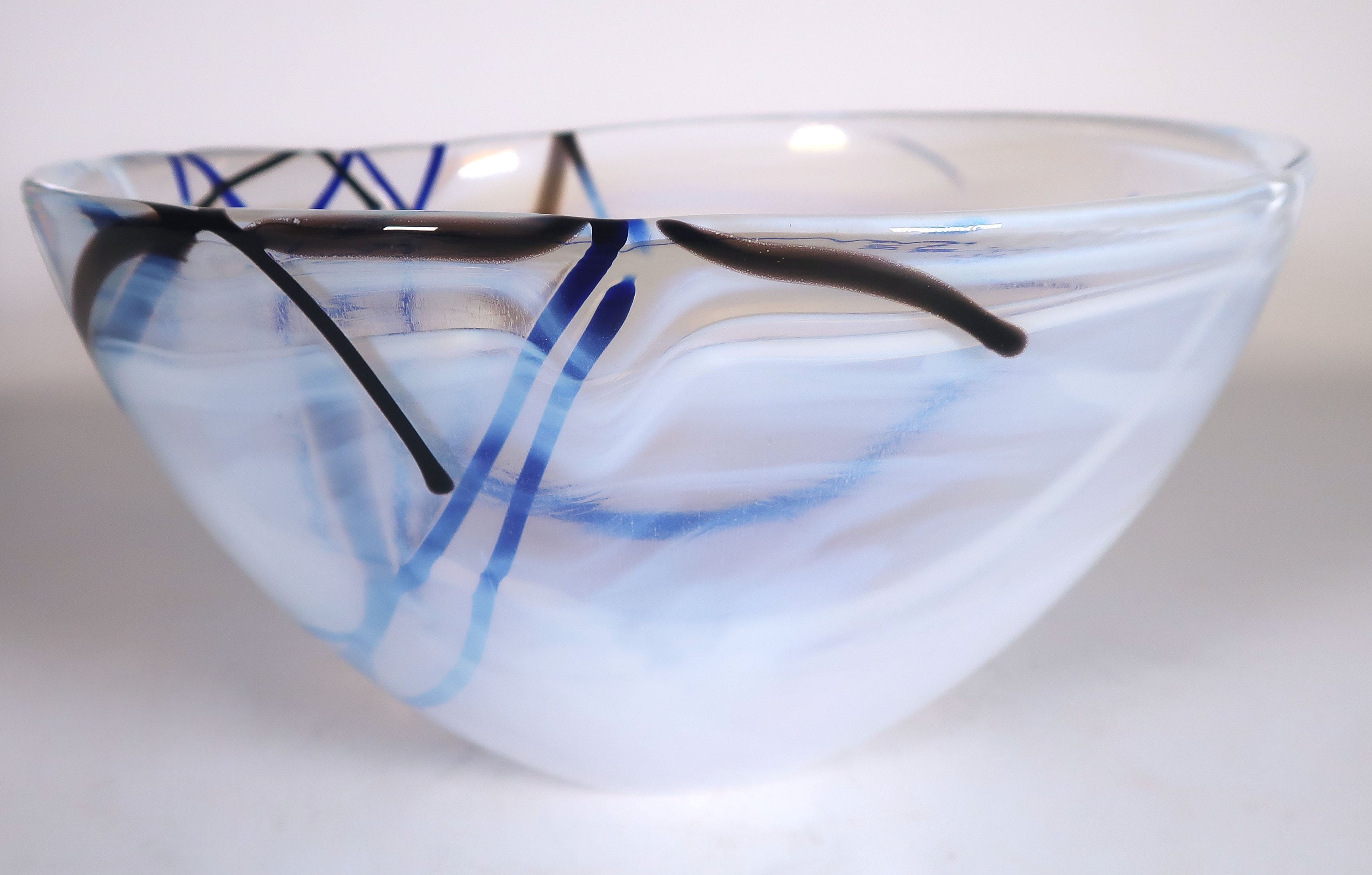 Anna Ehrner - Glas, Opake schaal met witte, blauwe en zwarte aders, uitgevoerd door Kosta Boda kopen? Bied vanaf 25!