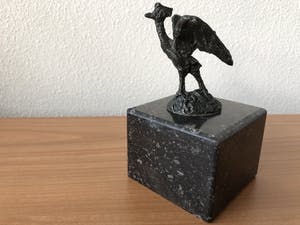 Klaas van den Berg - Prachtig bronzen beeldje van vogel op zwart marmeren sokkel. kopen? Bied vanaf 65!