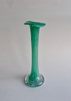 Niet of onleesbaar gesigneerd - Vaasje - Scandinavisch design - Lelievormige kelk - groen, wit, transparant glas kopen? Bied vanaf 1!