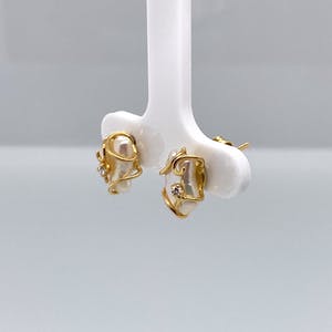 18 kt gouden handgemaakte oorstekers met zaadparel en diamant, 2,41gr kopen? Bied vanaf 65!