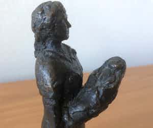 Brons (Onbekend) - MOEDER MET BABY - massief zwaar bronzen beeld. verkocht voor € 45!