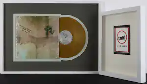 Banksy - Twee ingelijste werken : Record Danger Mouse + V.I.P. AREA- sticker 019/BNK/5Y verkauft für € 245!