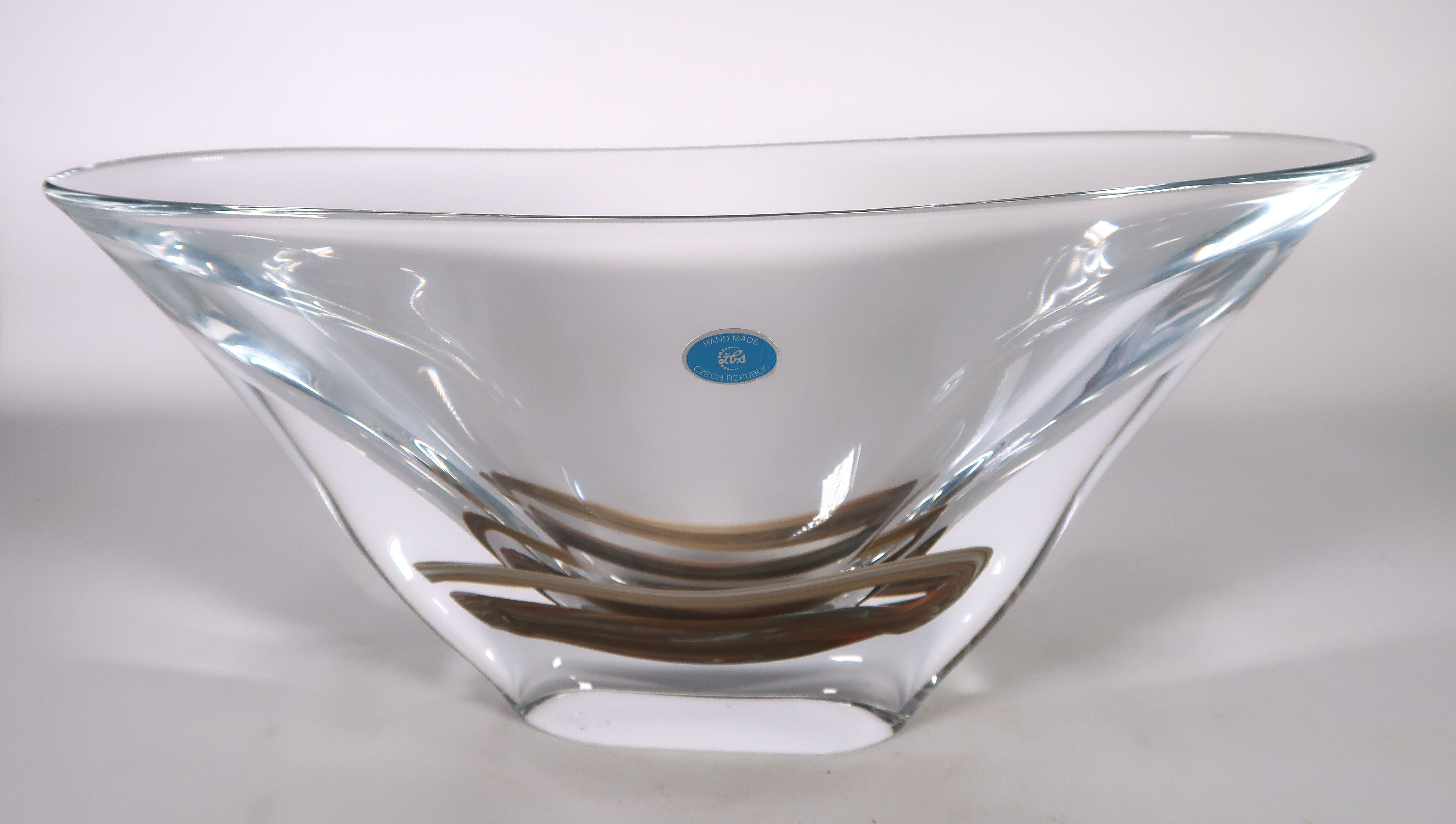 Novosad & Syn - Glas, Blanke schaal met bruin detail verkocht voor € 20!