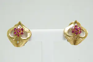 Acheter49 - Een paar stijlvolle 18krt gouden dames oorclips met roze steentjes? Enchérissez de 370!