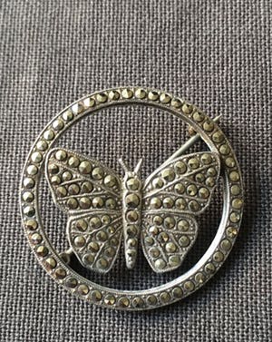 1e gehalte Zilver - twee zilveren vintage broches, in de vorm van een springbok en een vlinder kopen? Bied vanaf 1!