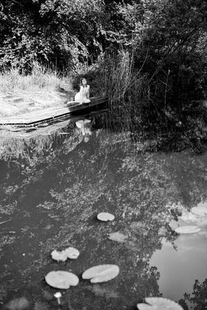 Erik Gigengack - ‘seated woman at the pond’, originele foto, nummer 1 uit serie van 10 kopen? Bied vanaf 1!