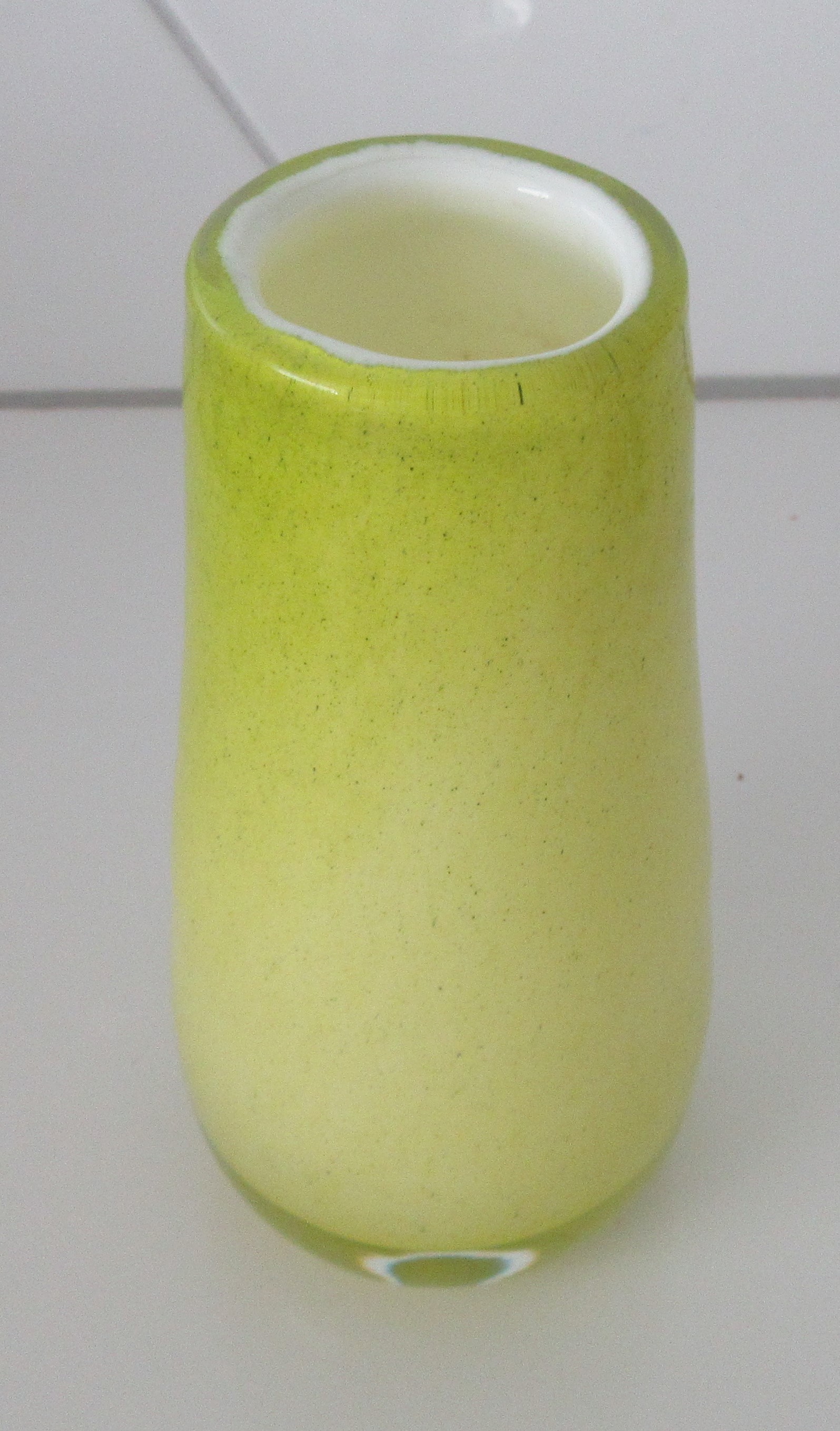 Niet of onleesbaar gesigneerd - Cased hand geblazen citrusgeel glazen vaasje kopen? Bied vanaf 1!