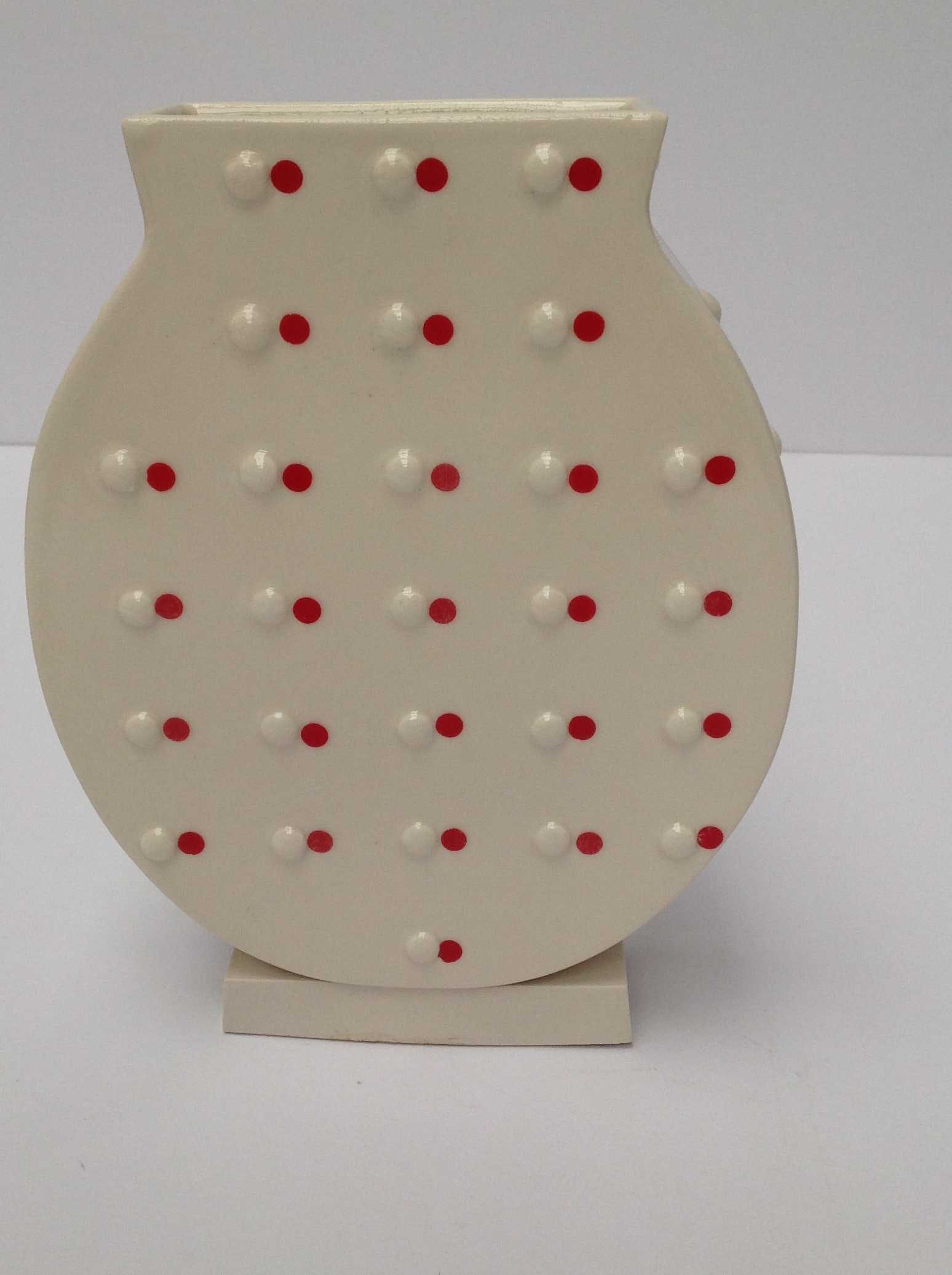 Kyoko Inatome - Vaas met noppen en rode stippen kopen? Bied vanaf 20!