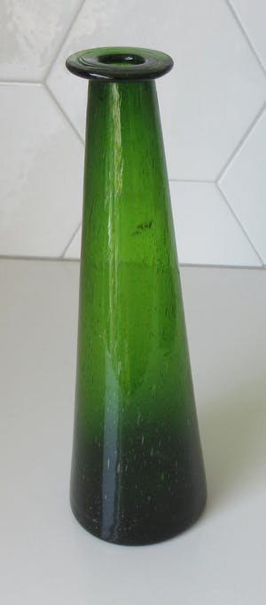 Kosta Boda - Grote groene glazen flesvaas met luchtbellen - Erik Hoglund kopen? Bied vanaf 30!