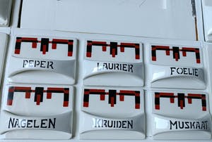 Societe Ceramique - Houten kruidenkast Societe Ceramique Maestricht - zeldzaam ArtDeco motief kopen? Bied vanaf 150!