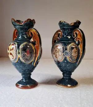 Buy Keramiek overige - 2 vaasjes merk Romano. Dit is een antieke majolica? Bid from 20!