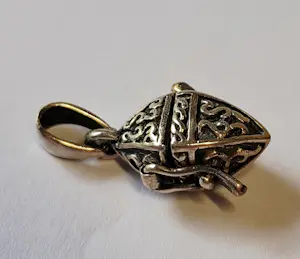 AcheterVintage zilveren Nieuw mooi bewerkt gedenksieraad in markiesvorm.? Enchérissez de 25!