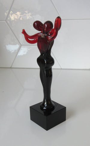 Niet of onleesbaar gesigneerd - Rood glazen sculptuur van verliefd stel kopen? Bied vanaf 10!