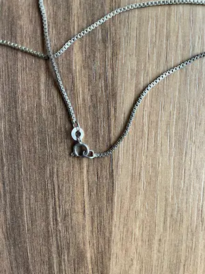 Niet of onleesbaar gesigneerd - Filigrijn zilveren .835 (2e gehalte) ketting met met zwart witte steen kopen? Bied vanaf 1!
