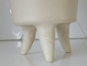 Niet of onleesbaar gesigneerd - Studio Keramische ovale driepoot vaas kopen? Bied vanaf 1!