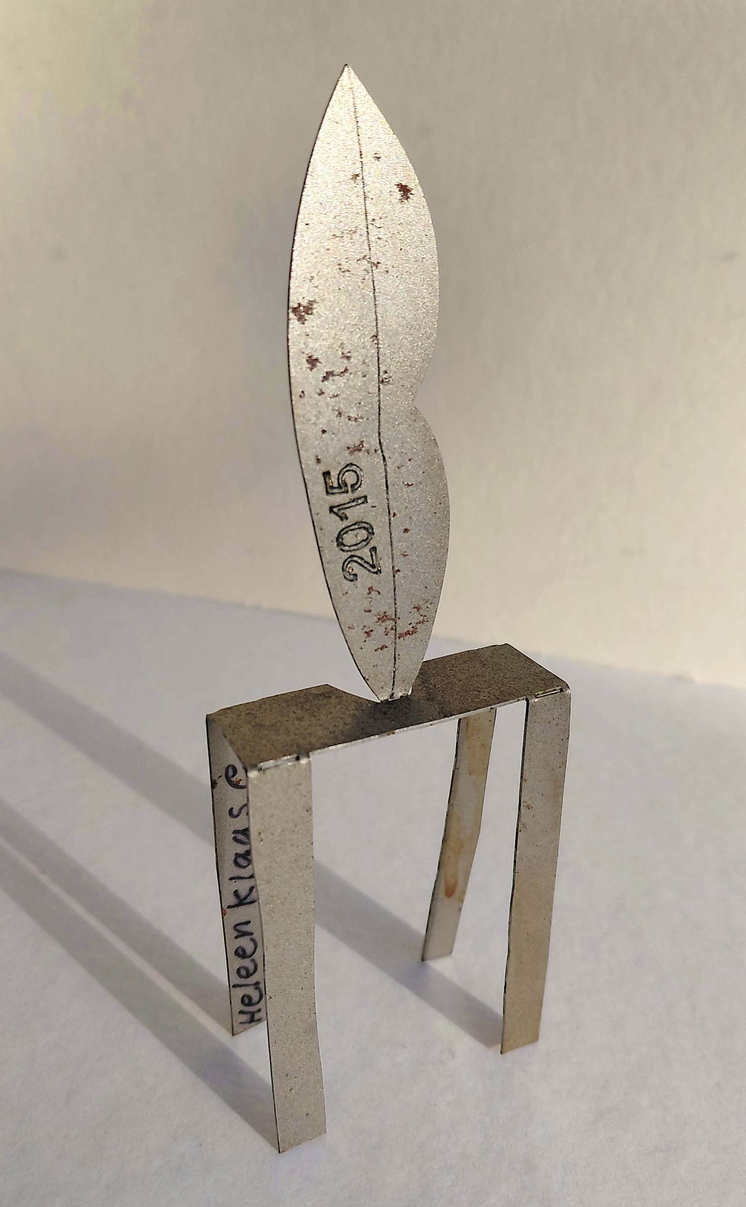 Klaas Gubbels - Lippen op tafel, dubbelgesigneerd metalen beeld (2015) kopen? Bied vanaf 195!