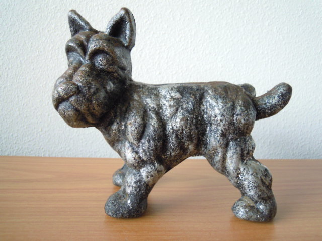 Niet of onleesbaar gesigneerd - Beeld van hond-zwaar massief gegoten metaal 2 KG - 15 x 17 cm kopen? Bied vanaf 1!