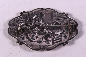 Zilveren broche met voorstelling in reliëf kopen? Bied vanaf 1!