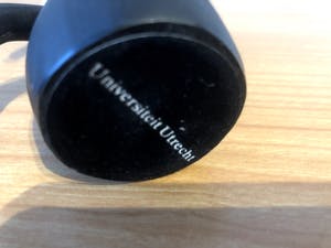 Niet of onleesbaar gesigneerd - Bronzen beeldje Universiteit van Utrecht - 3 personen op een wereldbol. kopen? Bied vanaf 1!