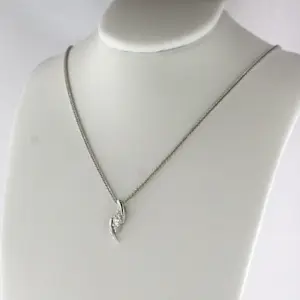 14k wit gouden collier en hanger met briljant geslepen diamanten tot. 0.12ct kopen? Bied vanaf 340!