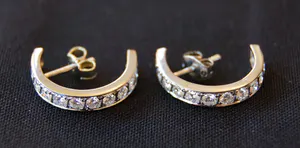 2 Creolen van witgoud met geslepen diamanten kopen? Bied vanaf 300!