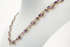 194- Fraai vormgegeven 18 krt gouden "blad / druppel" halssieraad met amethist kopen? Bied vanaf 430!