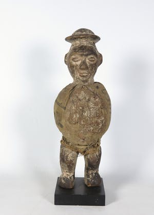 Niet of onleesbaar gesigneerd - Houten figuur met buidel kopen? Bied vanaf 1!