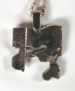 Ton van den Hout - Lot zilver (925) - Twee colliers met hangers en een lepel kopen? Bied vanaf 100!