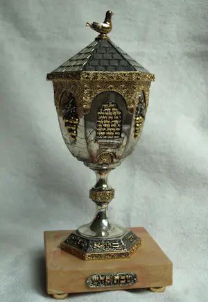 Frank Meisler - Kiddush cup in goud- en zilverkleur met "Duif"-motief, op sokkel – Hoogte 25 cm kopen? Bied vanaf 200!