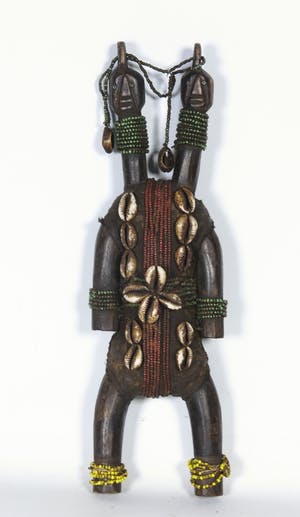 Namchi - Vruchtbaarheidspop van hout, kauri schelpen en kralen kopen? Bied vanaf 1!