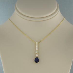 14k geelgouden collier met hanger bezet met saffier en briljant geslepen diamant kopen? Bied vanaf 320!