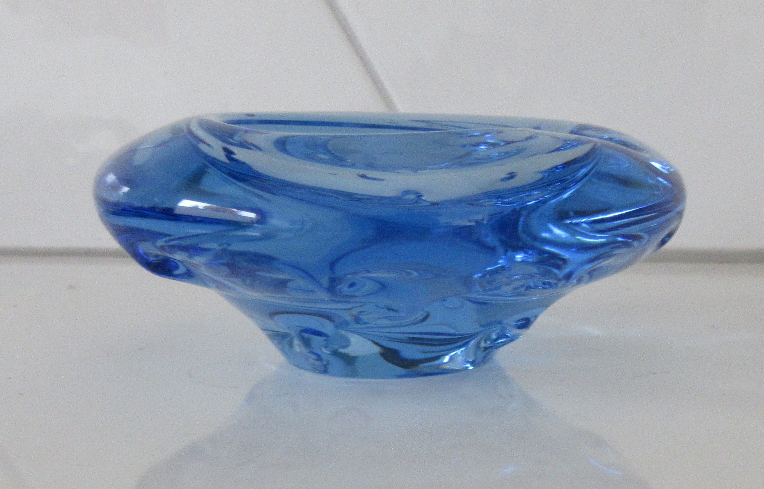Zelezny Brod Sklo - Alexandrite blauw vrij gevormd asbakje ontwerp Miloslav Klinger kopen? Bied vanaf 20!