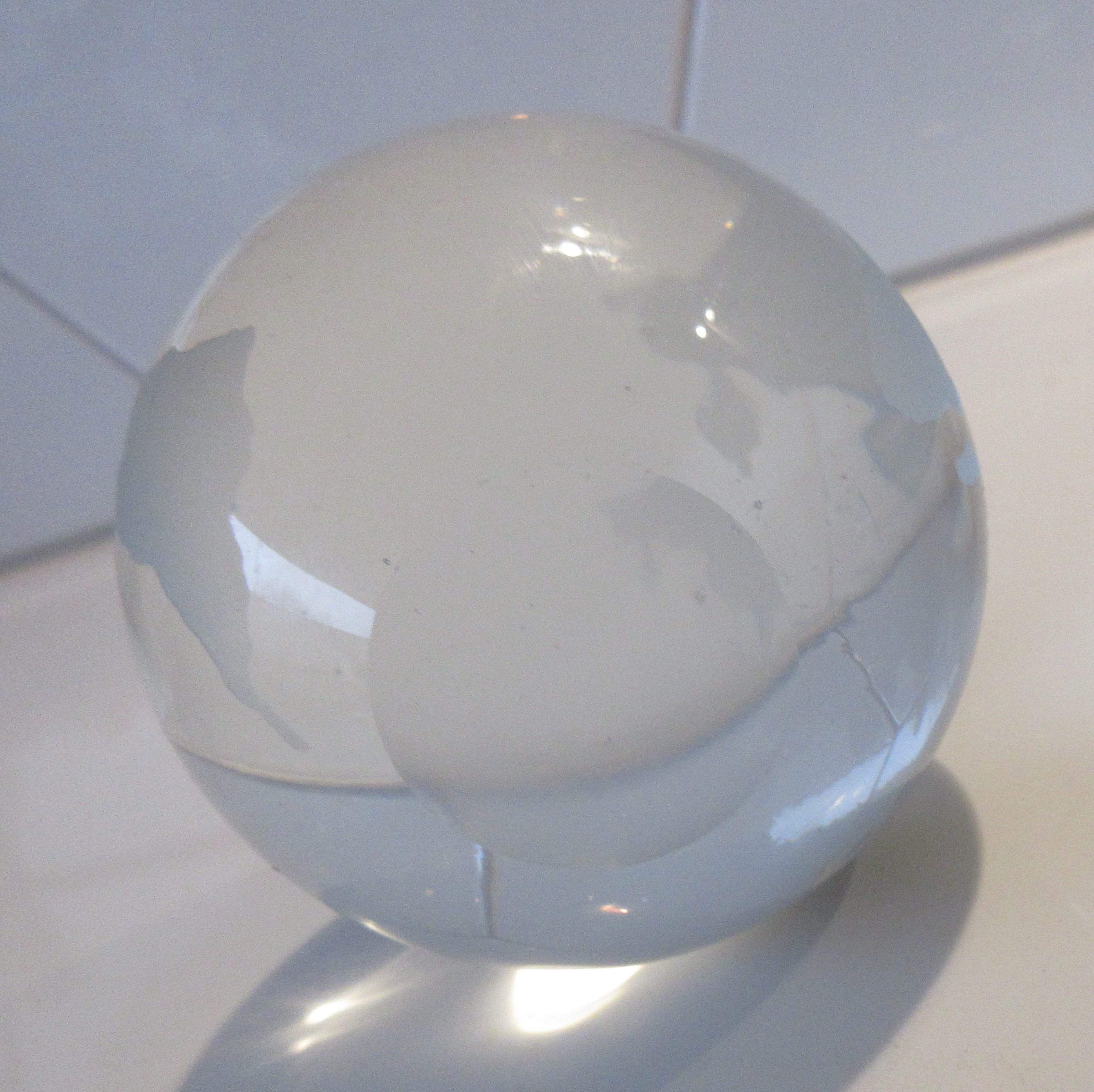 Niet of onleesbaar gesigneerd - Blank glazen presse papier Globe of wereldbol kopen? Bied vanaf 1!