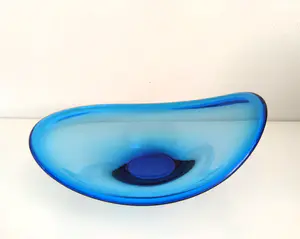 Per Lutken - (1916-1998), asymmetrische glazen schaal, prachtige blauwe kleur kopen? Bied vanaf 59!
